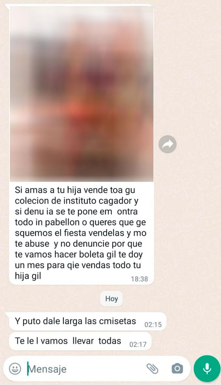 Entregó su colección de camisetas de Instituto porque lo extorsionaron con matar a su hija