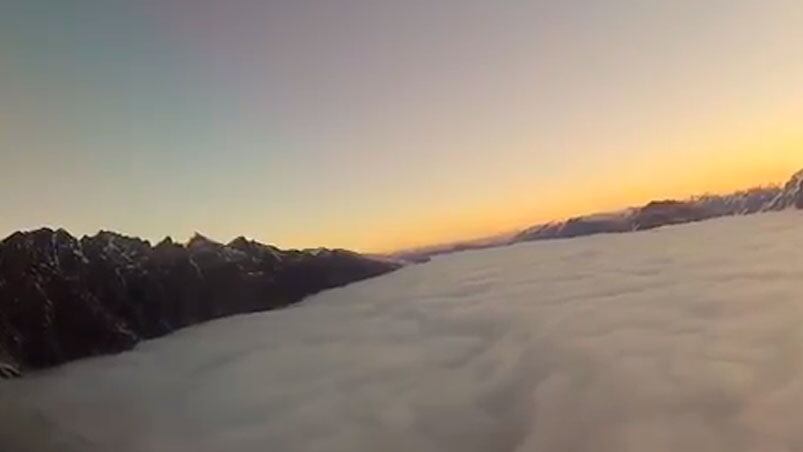 Entres las nubes y las montañas, un aterrizaje electrizante.