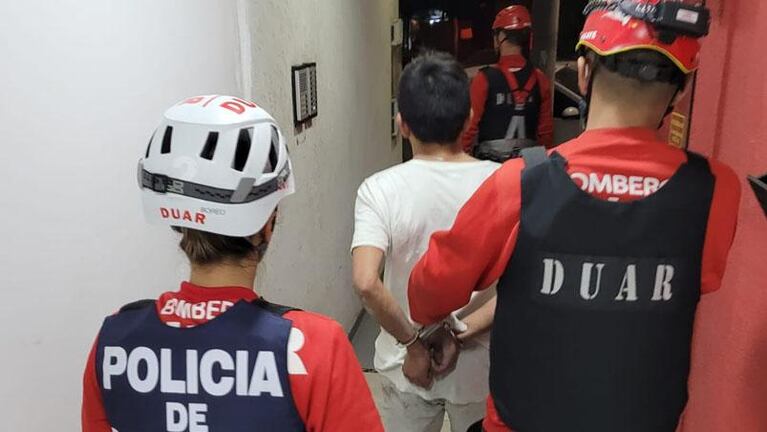 Entró a robar a un edificio y la Policía lo atrapó a través de un rapel