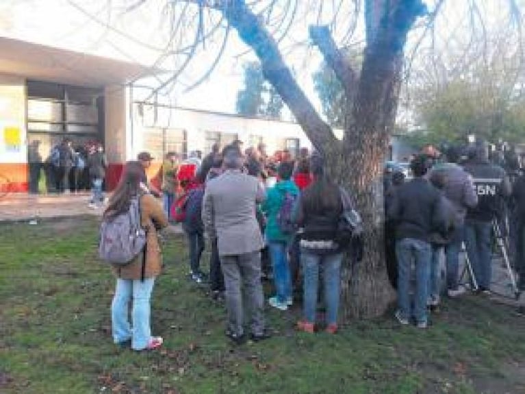 Entró al aula y le tiró tres tiros a su compañero