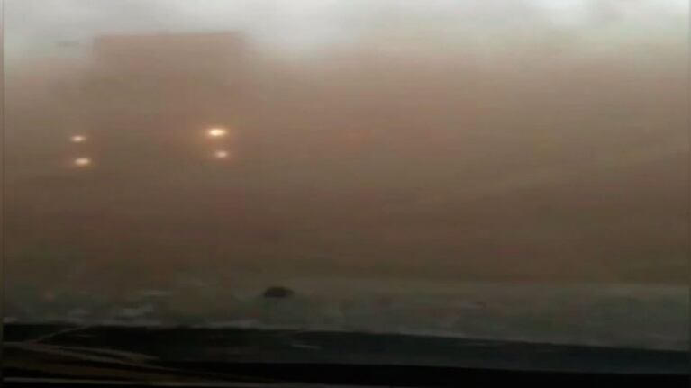 Envueltos en tierra. Así se vivió la tormenta en la ruta.