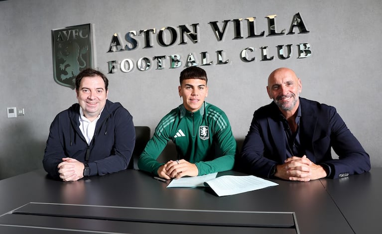 Enzo Barrenechea firmó contrato con el Aston Villa pero fue cedido al Valencia. (Aston Villa Oficial)