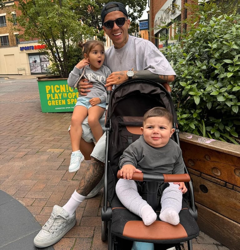 Enzo Fernández de paseo con sus hijos Olivia y Benjamín. (Foto: enzojfernandez/IG)