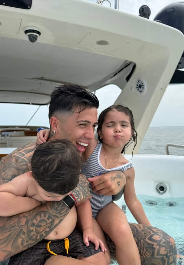 Enzo Fernández pasea en yate con su esposa e hijos.