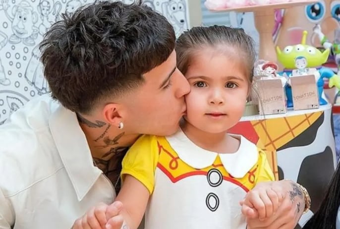 Enzo Fernández y su hija Olivia.