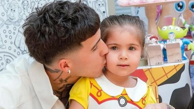 Enzo Fernández y su hija Olivia.