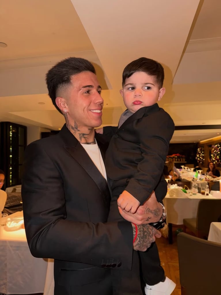 Enzo Fernández y su hijo.