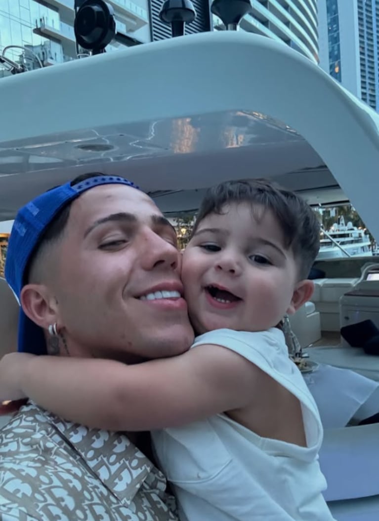 Enzo Fernández y Valu Cervantes la pasan bomba en Miami junto a sus hijos: el romántico posteo del jugador