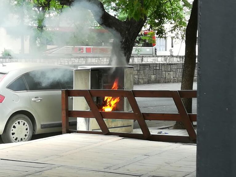 EPEC explicó el motivo de la explosión del transformador que quemó un auto