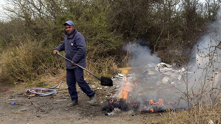 EPEC negó que los tres hombres pertenezcan a la empresa. Foto: Maximiliano Ceballos.