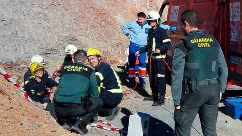 Equipos de rescate trabajan en el lugar.