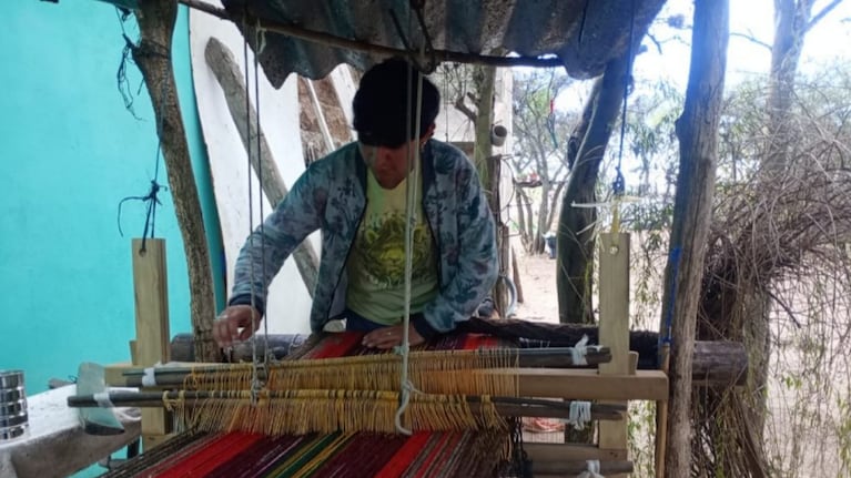 Erick prepara un poncho especial de obsequio para el Papa.