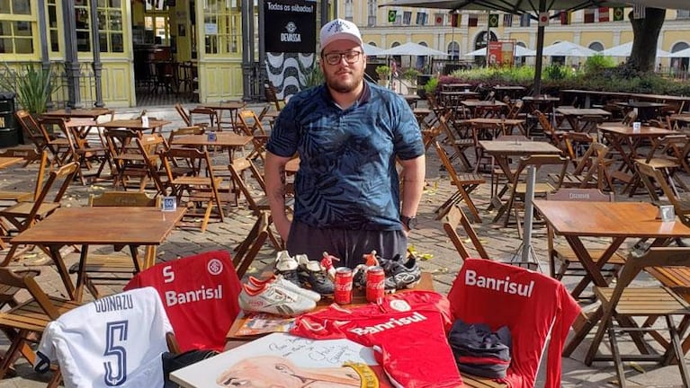 Es brasilero, vive en Porto Alegre y es fanático del Cholo Guiñazú