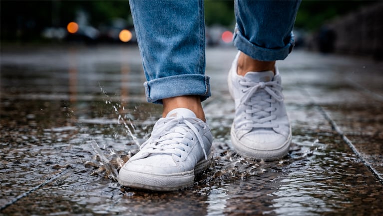Es clave cuidar las zapatillas en estos días de lluvia.