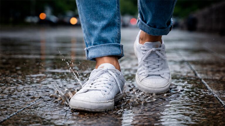 Es clave cuidar las zapatillas en estos días de lluvia.