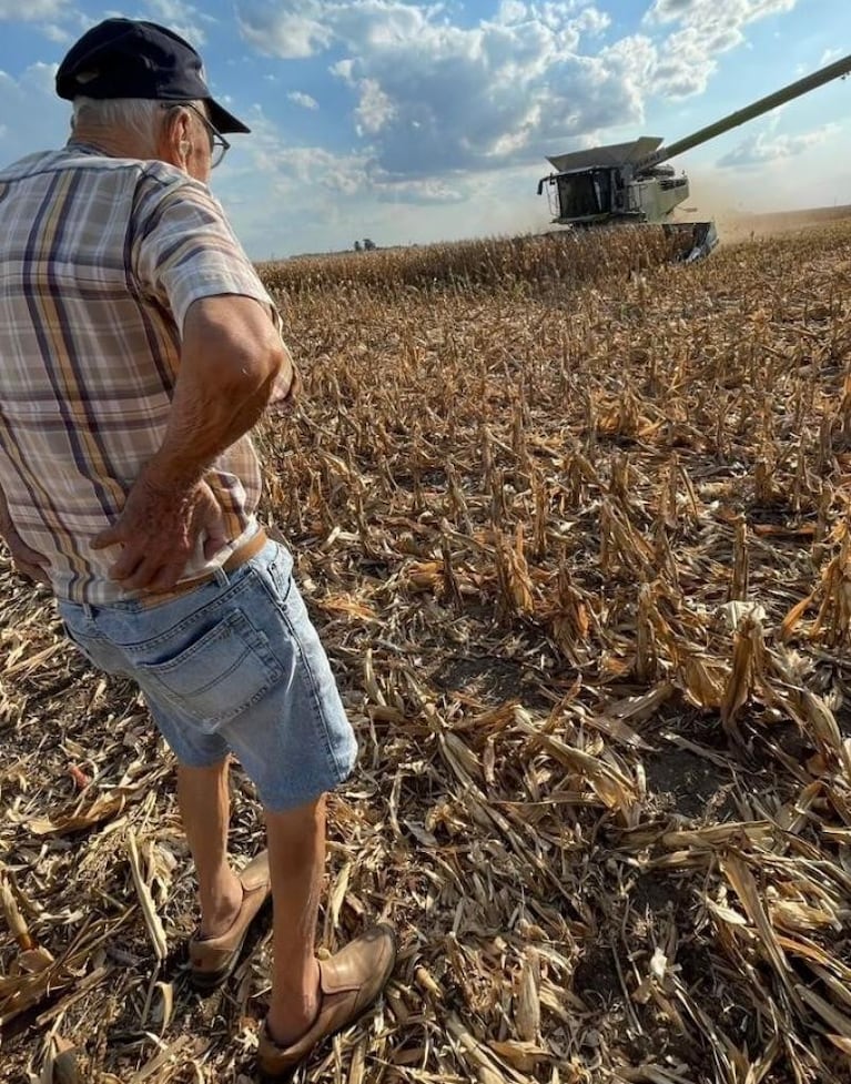 Es cordobés, terminó la secundaria y trabaja en el campo con su abuelo de 96 años