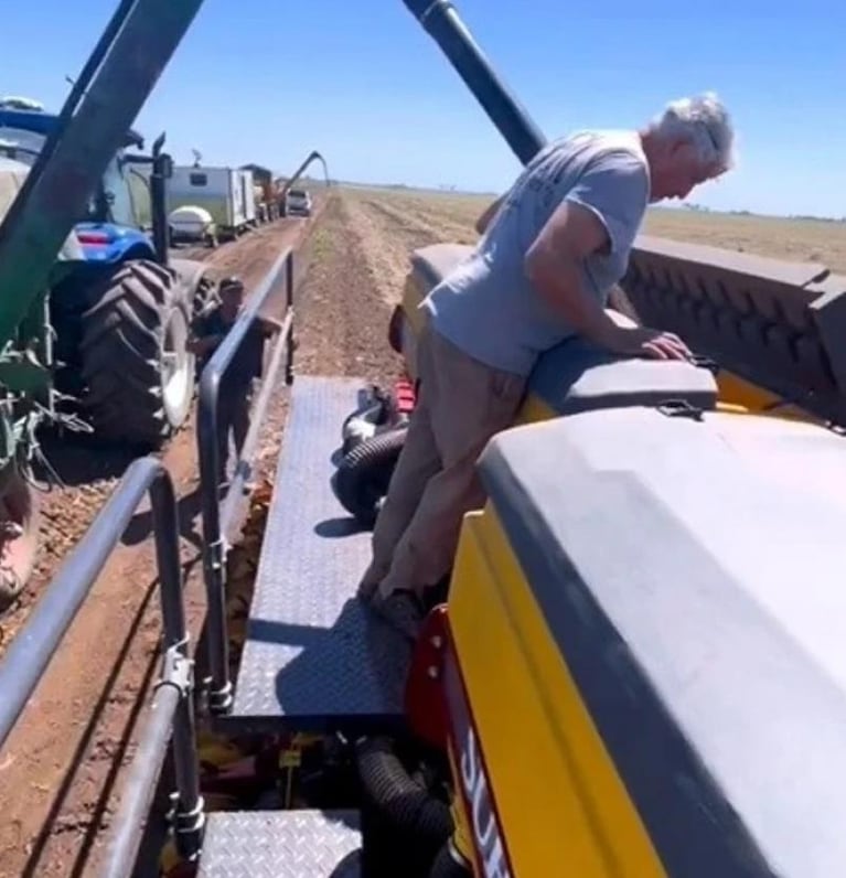 Es cordobés, terminó la secundaria y trabaja en el campo con su abuelo de 96 años