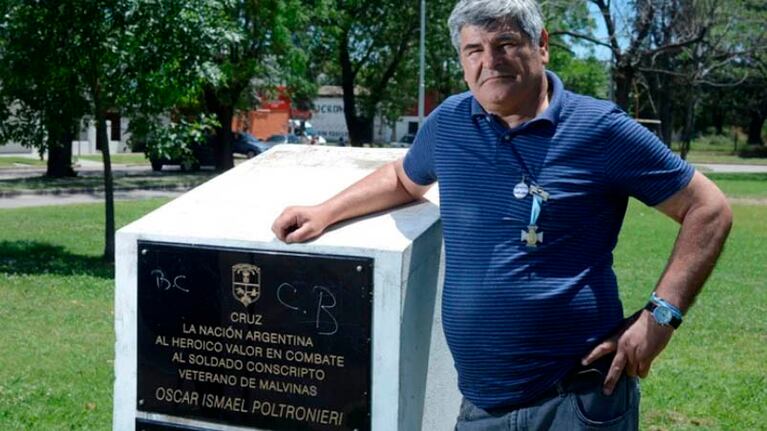 Es el único conscripto condecorado con la Cruz de la Nación Argentina al Heroico Valor en Combate, la misma que le correspondió al general San Martín.
