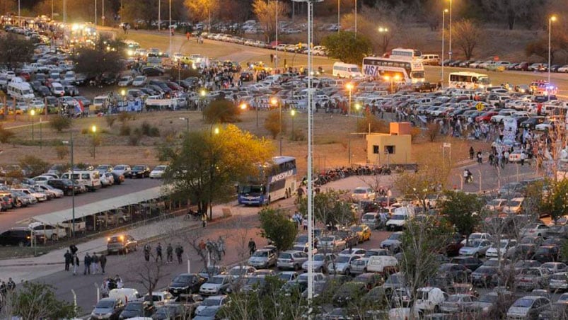 Es estacionamiento en el Kempes no está regulado y cobran lo que quieren los naranjitas.