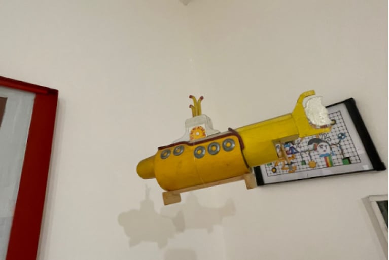 Es jubilado, hace juguetes con materiales reciclados y ahora los expone en el Museo Evita