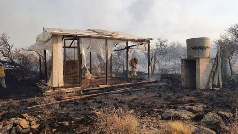 Es maestro rural y ayudó a los bomberos a defender su escuela del incendio