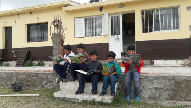 Es maestro rural y ayudó a los bomberos a defender su escuela del incendio