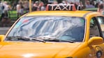 Es taxista y lleva el mismo nombre de la empresa privada de transporte.