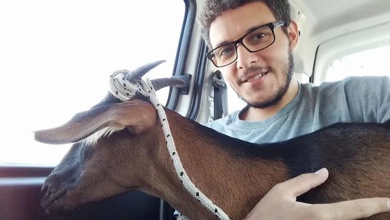 Es vegano, compró una cabra para que no se la comieran y lanzó una campaña viral