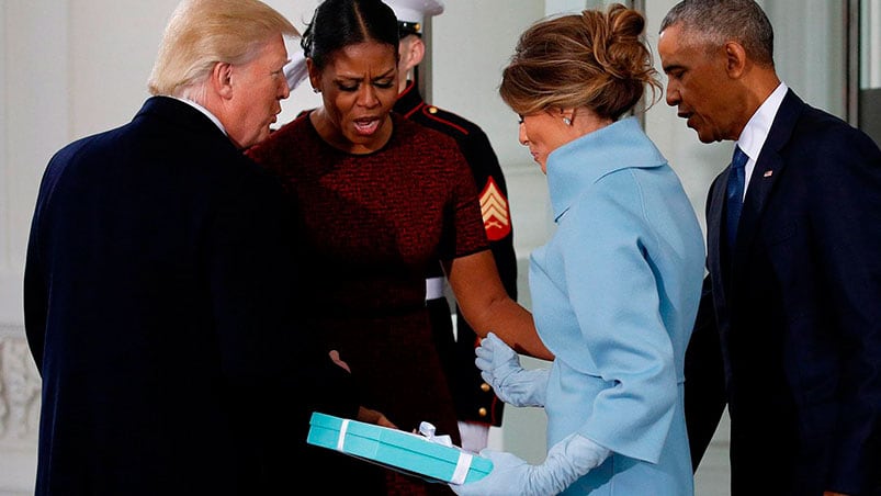 Esa fue la cara de Michelle cuando recibió el obsequio de Melania.