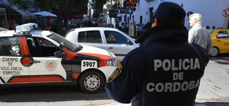 Escándalo con policías por un auto robado