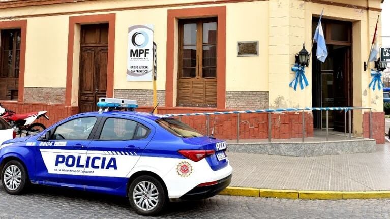 Escándalo en el este provincial tras el arresto de un policía.