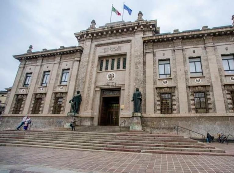 Escándalo en Italia: el ADN confirmó que una profesora tuvo un hijo con su alumno