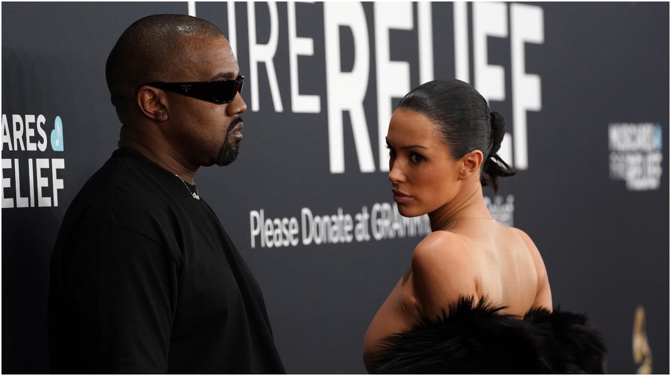 ¡Escándalo en los Grammy Awards! Kanye West y Bianca Censori fueron echados por su actitud provocadora en la alfombra roja. (Foto: Jordan Strauss/Invision/AP).