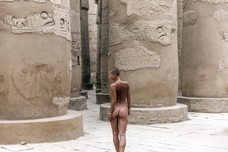 Escándalo: una modelo posó desnuda a metros del Muro de los Lamentos
