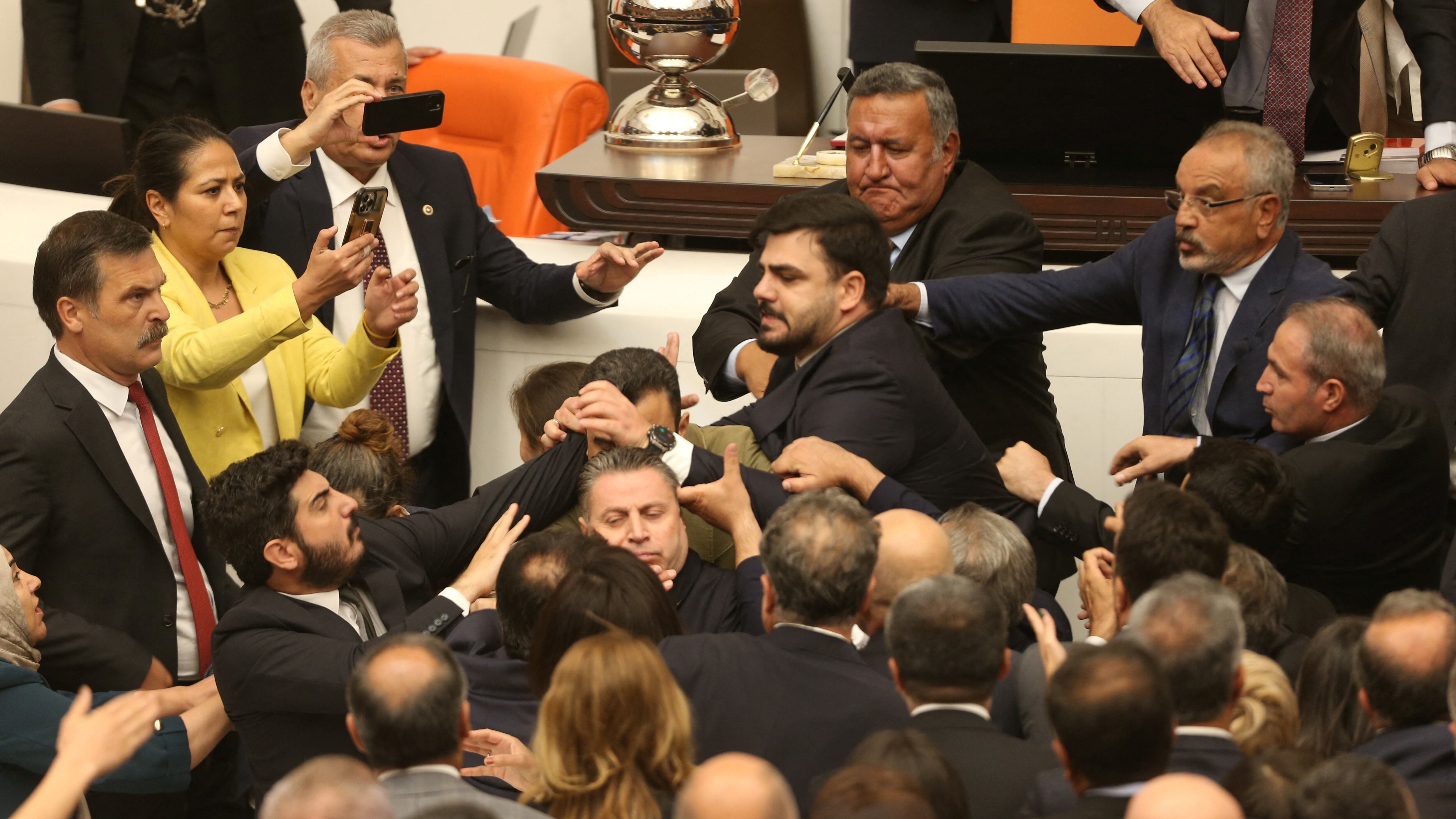 Escándalo y batahola en el Parlamento turco. REUTERS/Cagla Gurdogan