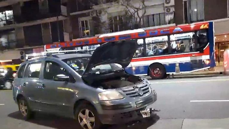 Escapaba de robar un celular en un colectivo y fue atropellado por dos autos: está grave