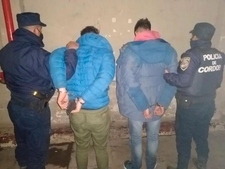 Escaparon de un control y chocaron contra una pared: tenían droga y dinero