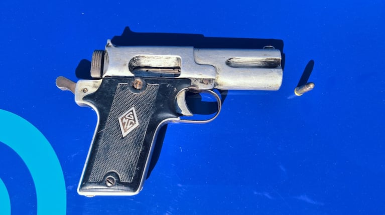 Escapó al ver a policías, lo persiguieron y descubrieron que circulaba con un arma
