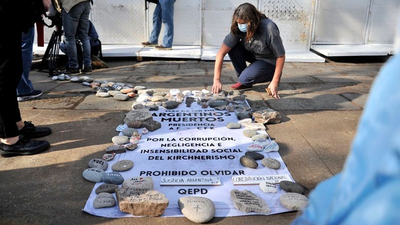 Escenas de dolor y llanto en el homenaje a las víctimas.