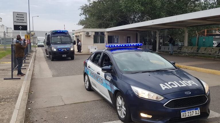 Escoltado: así salió Viarnes del aeropuerto.
