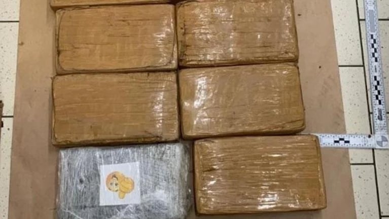 Escondieron cocaína en cajas de bananas, las perdieron y terminaron en dos comercios checos