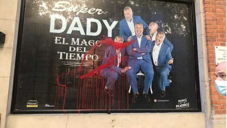 Escracharon a Dady Brieva con pintura y excremento en el teatro