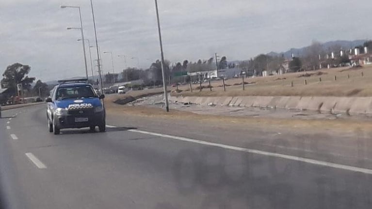 Escracharon a la Policía Caminera conduciendo sin luces por Circunvalación