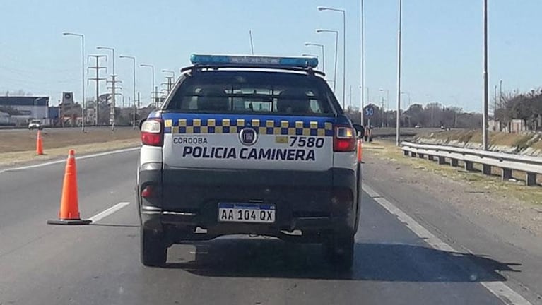 Escracharon a la Policía Caminera conduciendo sin luces por Circunvalación