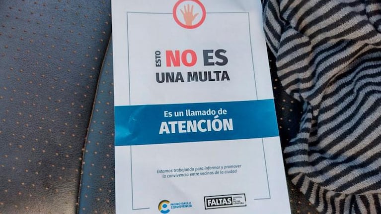 Escracharon a un auto municipal: ocupaba el estacionamiento para personas con discapacidad