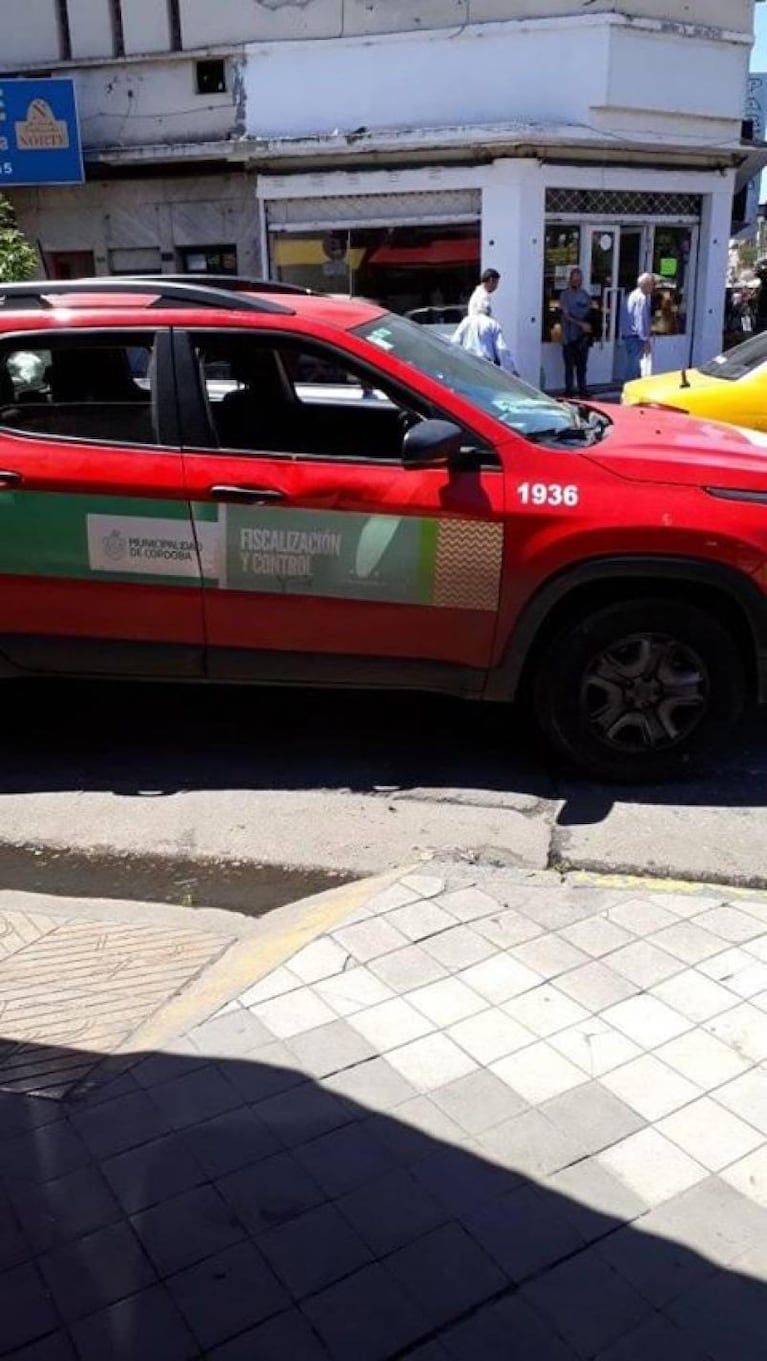 Escracharon a una camioneta de la Municipalidad estacionada en una rampa