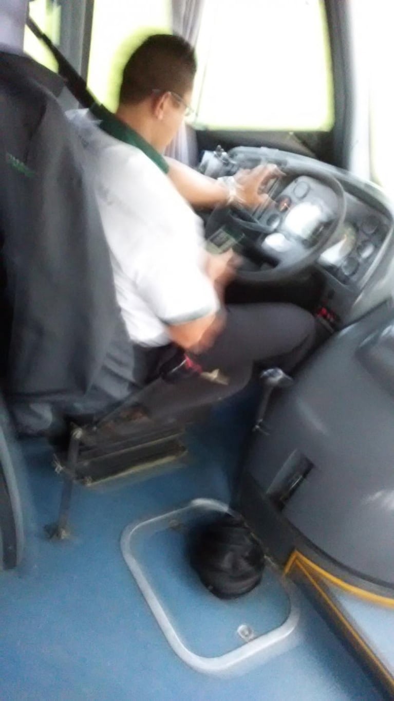 Escrachó a un chofer que leía el celular mientras conducía