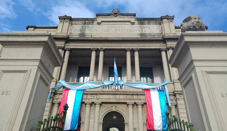 Escuela Carbó: armaron una gran bandera por el cumple de Córdoba