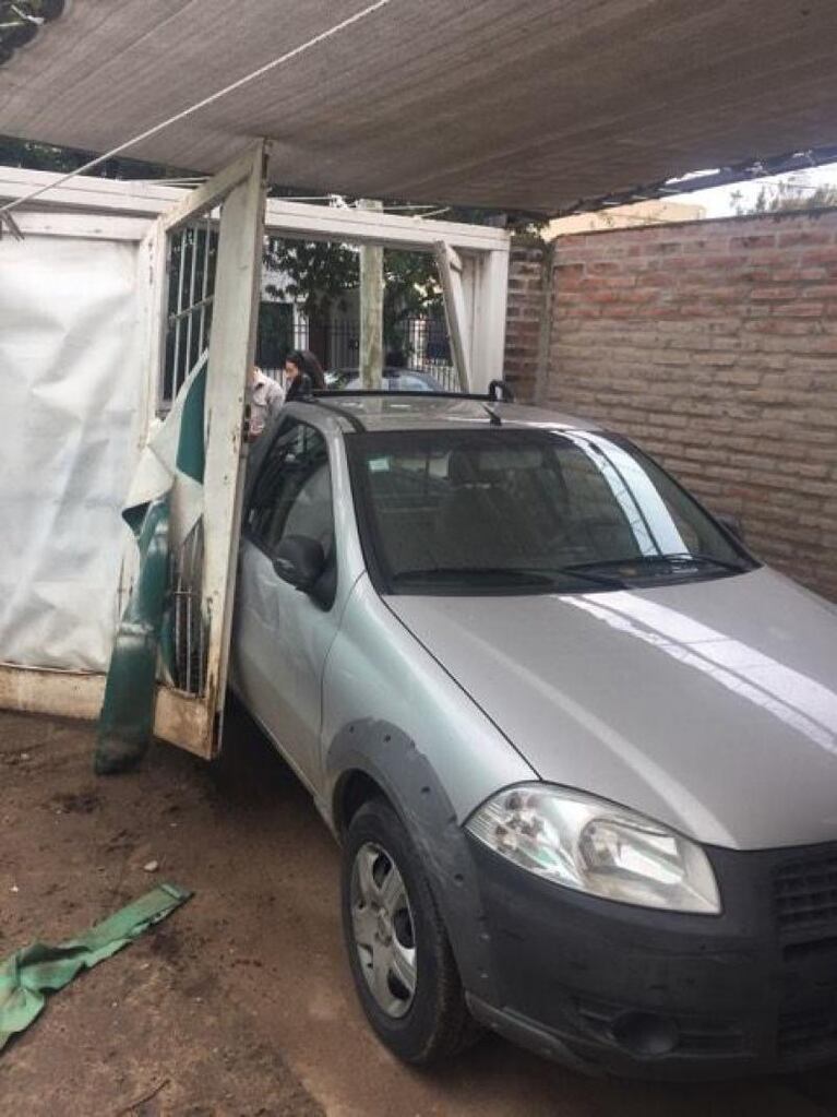 ¡Ese auto no es mío! Chocó y se metió en una cochera ajena