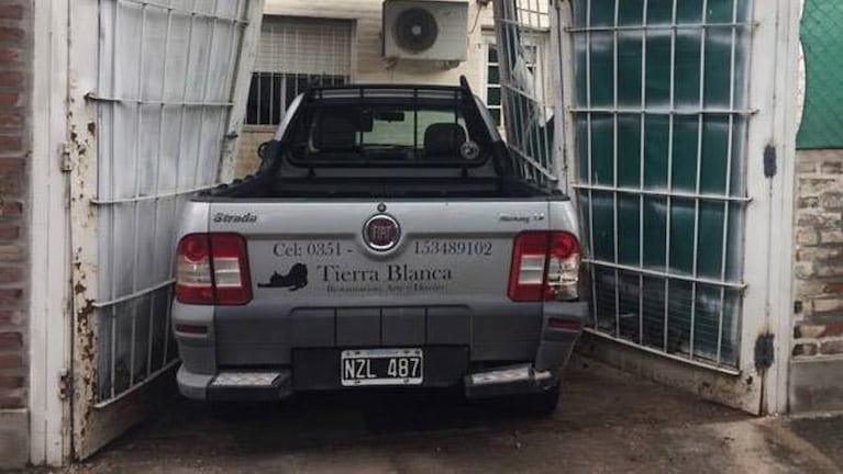 ¡Ese auto no es mío! Chocó y se metió en una cochera ajena